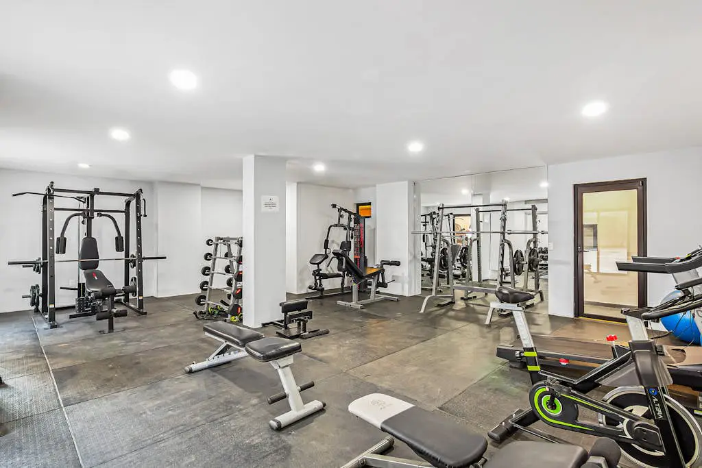 Loft close to the ocean with rooftop infinity pool, balcony & gym - dog-friendly