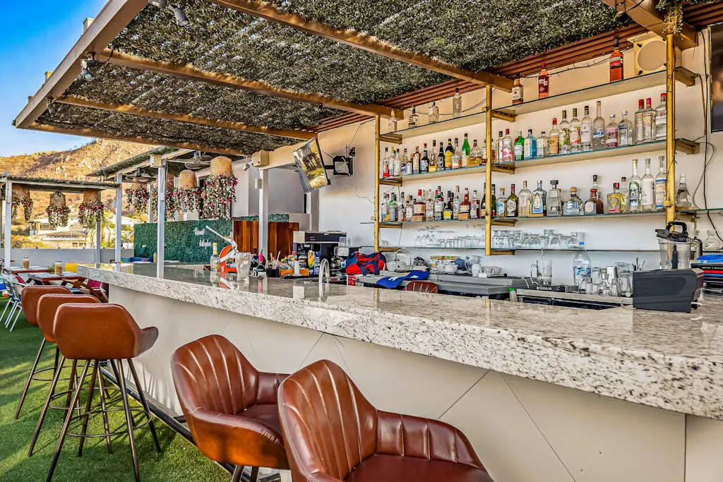 Loft close to the ocean with rooftop infinity pool, balcony & gym - dog-friendly