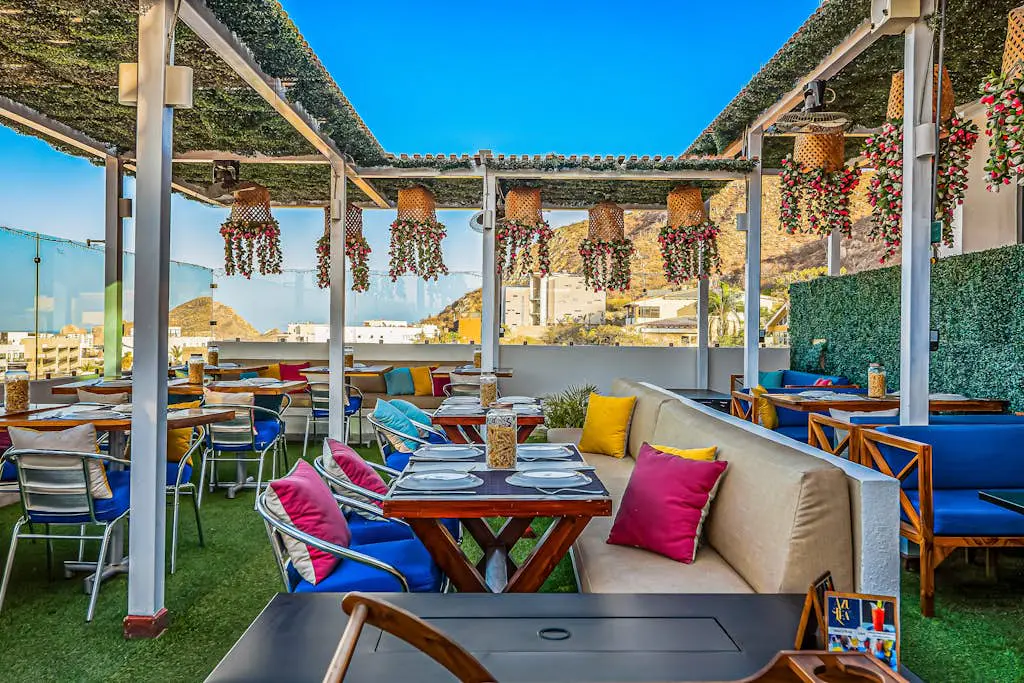 Loft close to the ocean with rooftop infinity pool, balcony & gym - dog-friendly
