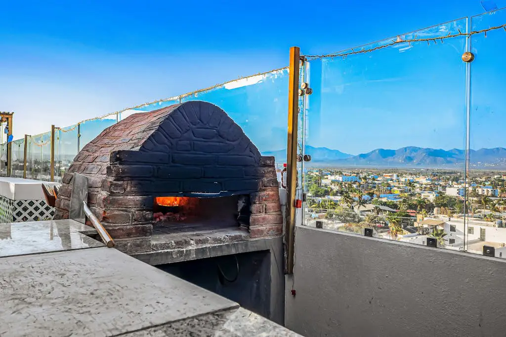 Loft close to the ocean with rooftop infinity pool, balcony & gym - dog-friendly