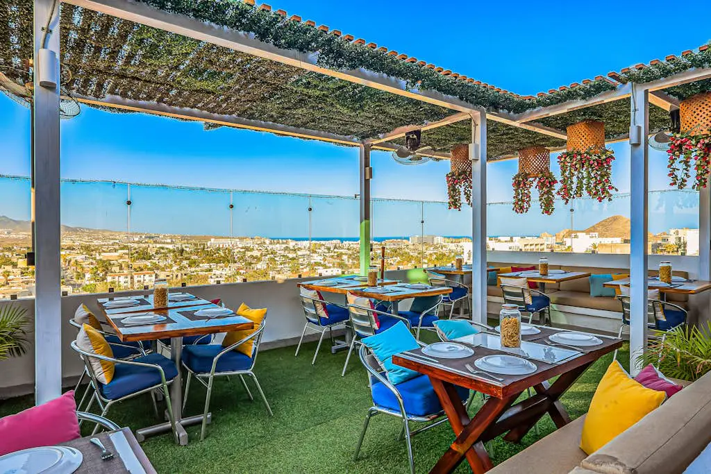 Loft close to the ocean with rooftop infinity pool, balcony & gym - dog-friendly