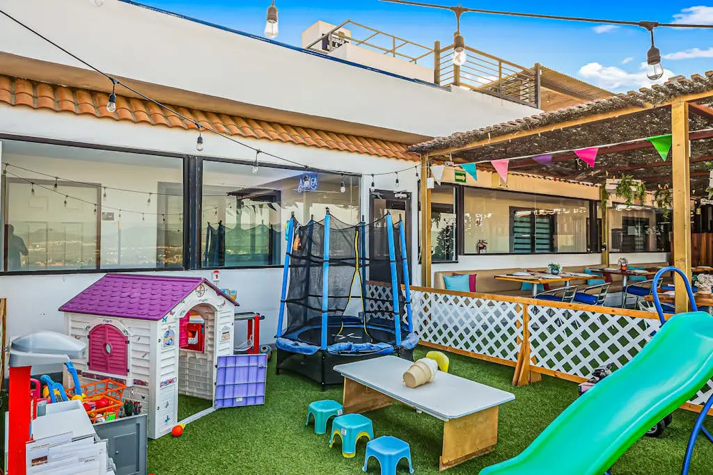 Loft close to the ocean with rooftop infinity pool, balcony & gym - dog-friendly