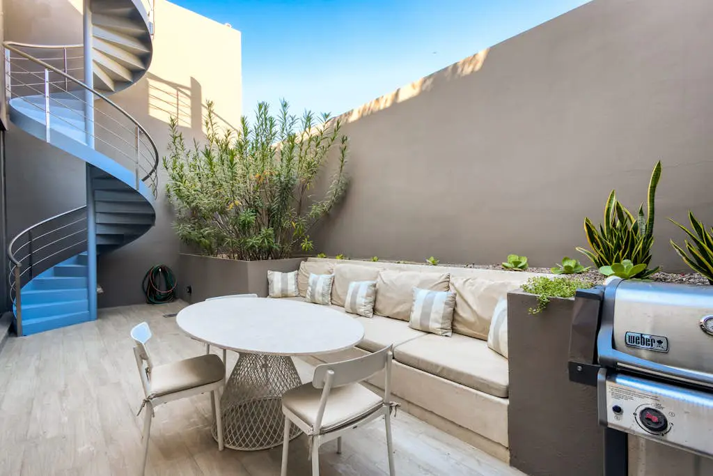 Modern marina-view penthouse with private hot tub, pool & Netflix