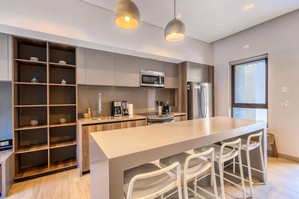 Modern marina-view penthouse with private hot tub, pool & Netflix