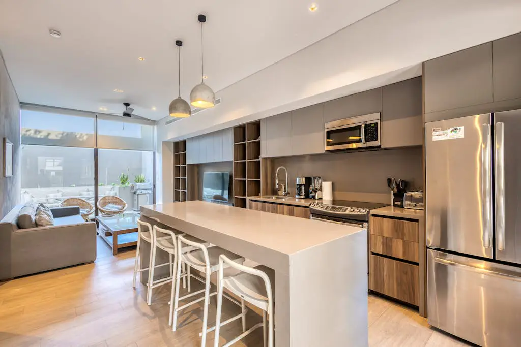 Modern marina-view penthouse with private hot tub, pool & Netflix