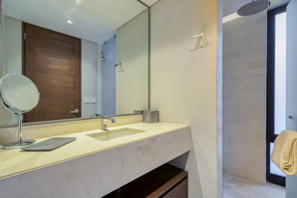Modern marina-view penthouse with private hot tub, pool & Netflix