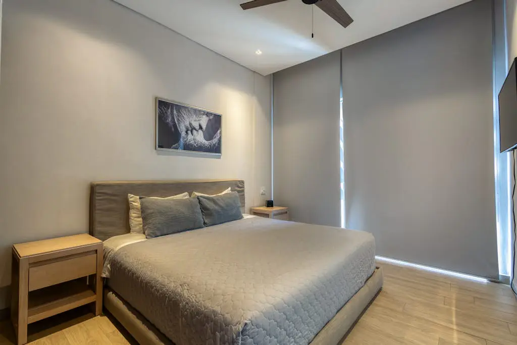 Modern marina-view penthouse with private hot tub, pool & Netflix