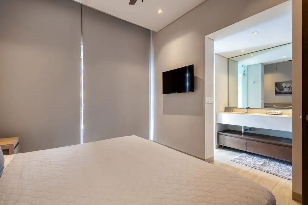 Modern marina-view penthouse with private hot tub, pool & Netflix