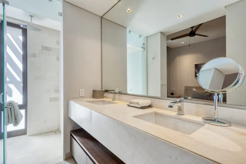 Modern marina-view penthouse with private hot tub, pool & Netflix