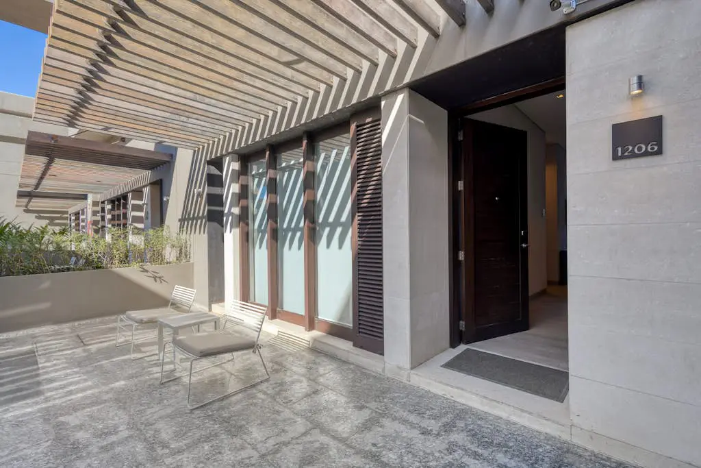 Modern marina-view penthouse with private hot tub, pool & Netflix