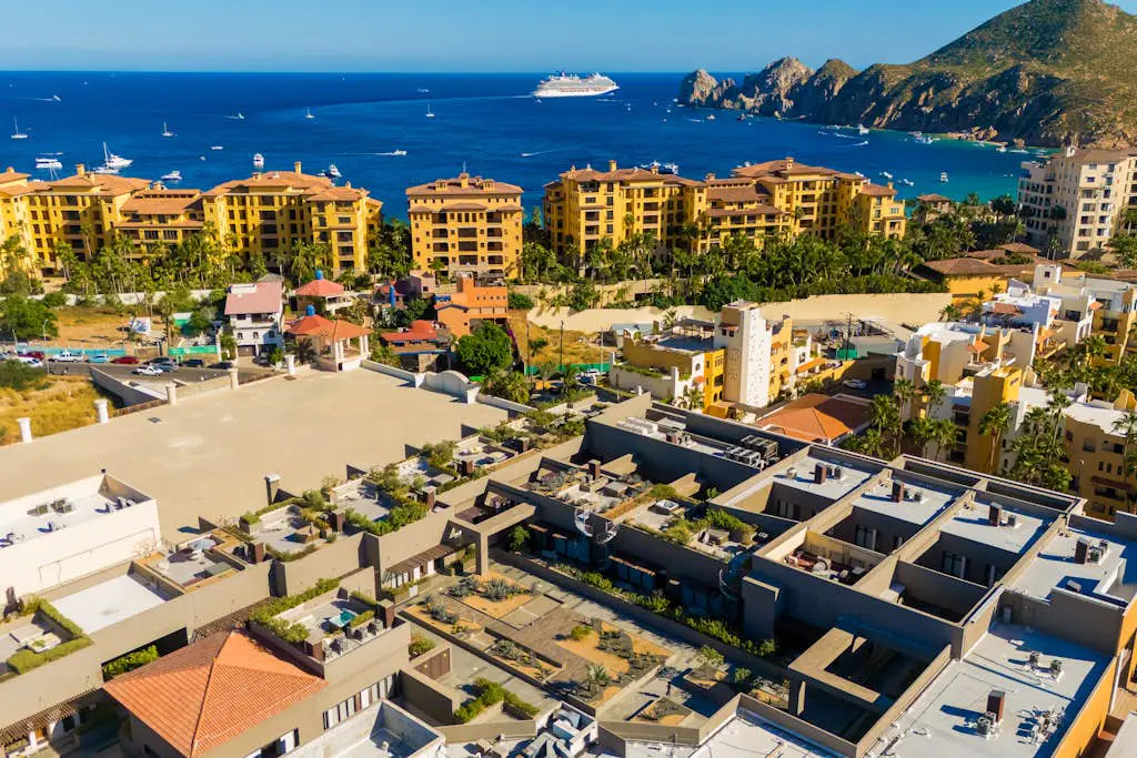 Modern marina-view penthouse with private hot tub, pool & Netflix