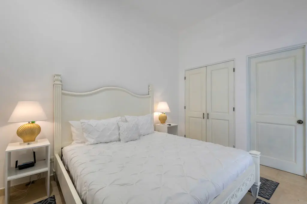 Stylish coastal retreat with breathtaking views, resort pool & private balcony