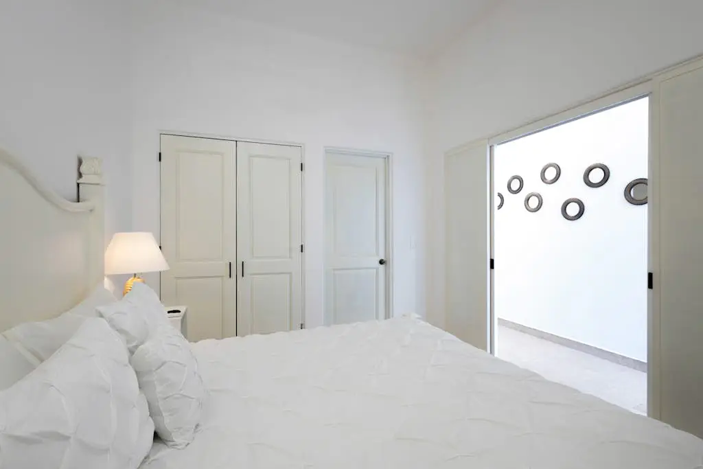Stylish coastal retreat with breathtaking views, resort pool & private balcony