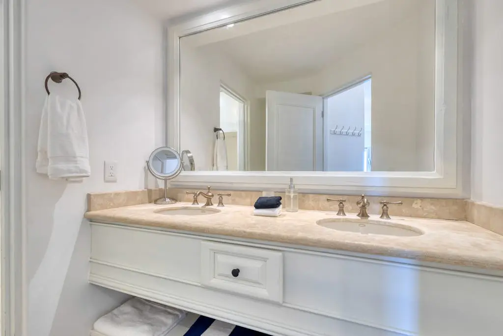 Stylish coastal retreat with breathtaking views, resort pool & private balcony