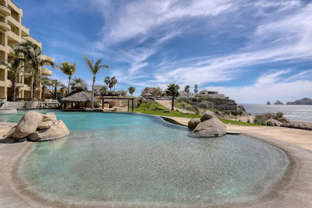 Stylish coastal retreat with breathtaking views, resort pool & private balcony