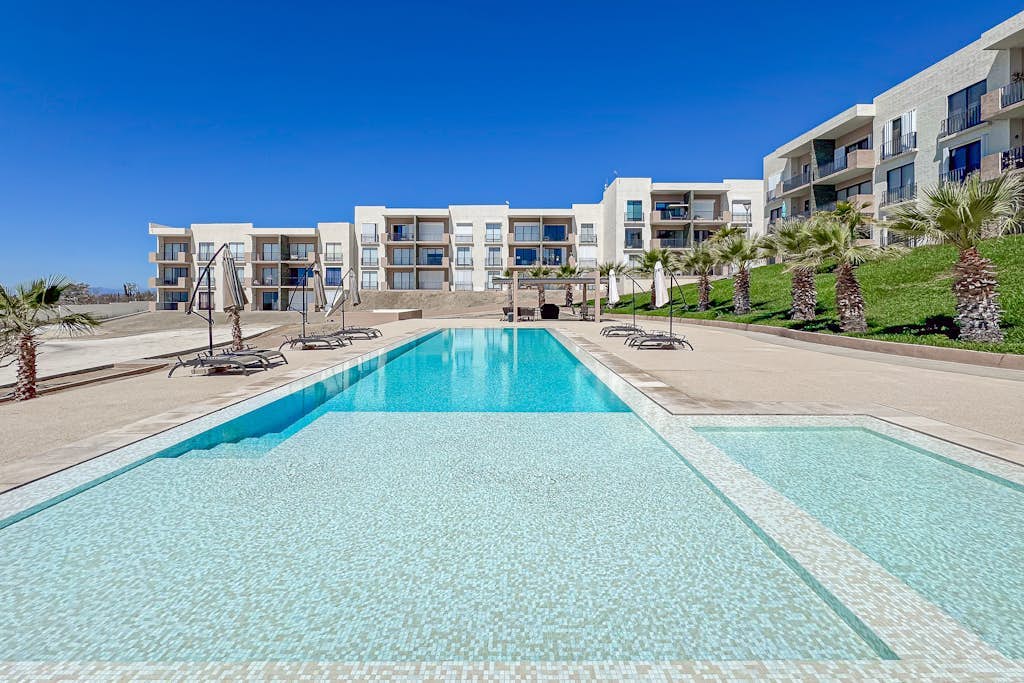 Bright and modern condo w/ balcony, shared pool, a/c, minutes to beach & town