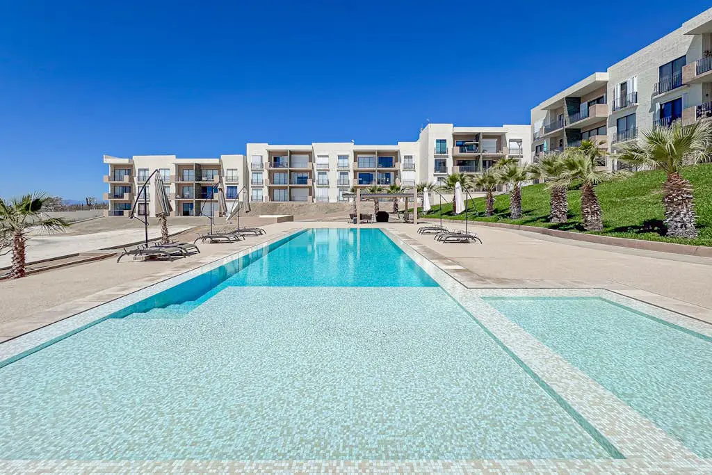 Bright and modern condo w/ balcony, shared pool, a/c, minutes to beach & town