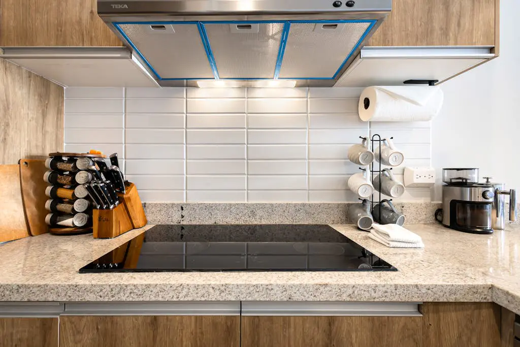 Bright and modern condo w/ balcony, shared pool, a/c, minutes to beach & town