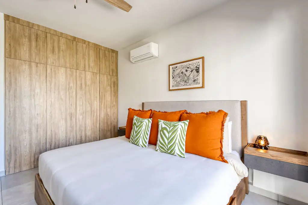 Bright and modern condo w/ balcony, shared pool, a/c, minutes to beach & town