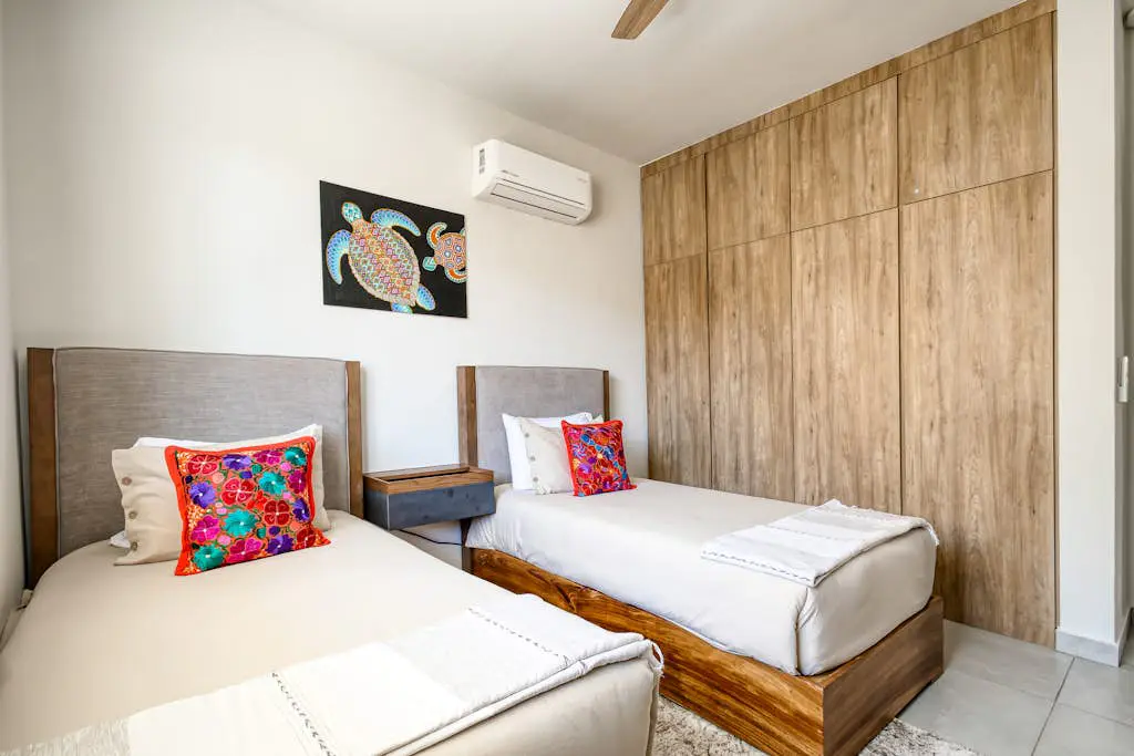 Bright and modern condo w/ balcony, shared pool, a/c, minutes to beach & town