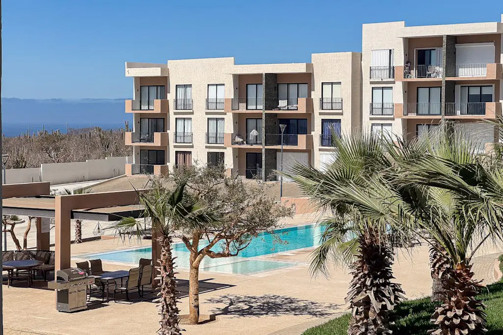 Bright and modern condo w/ balcony, shared pool, a/c, minutes to beach & town