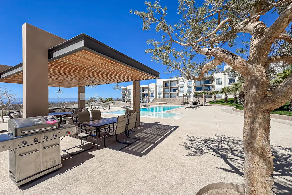 Bright and modern condo w/ balcony, shared pool, a/c, minutes to beach & town