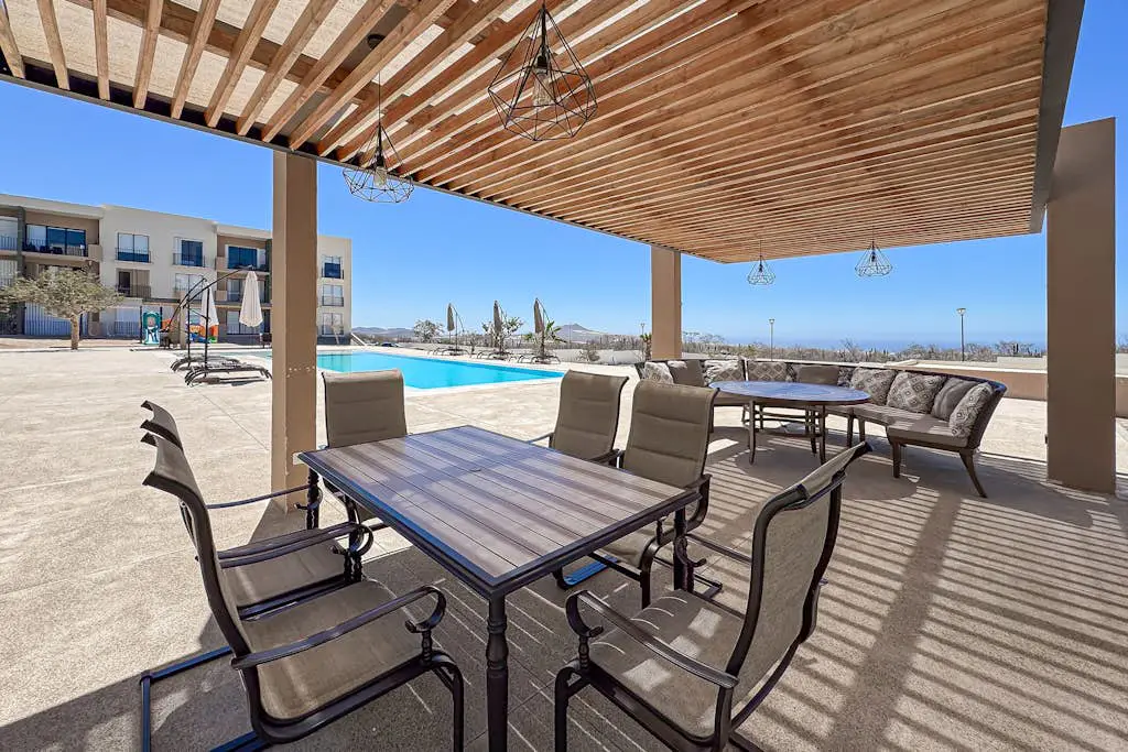 Bright and modern condo w/ balcony, shared pool, a/c, minutes to beach & town