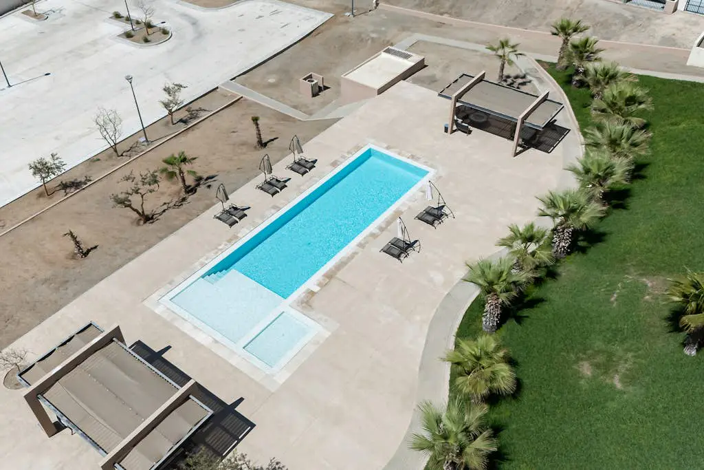 Bright and modern condo w/ balcony, shared pool, a/c, minutes to beach & town