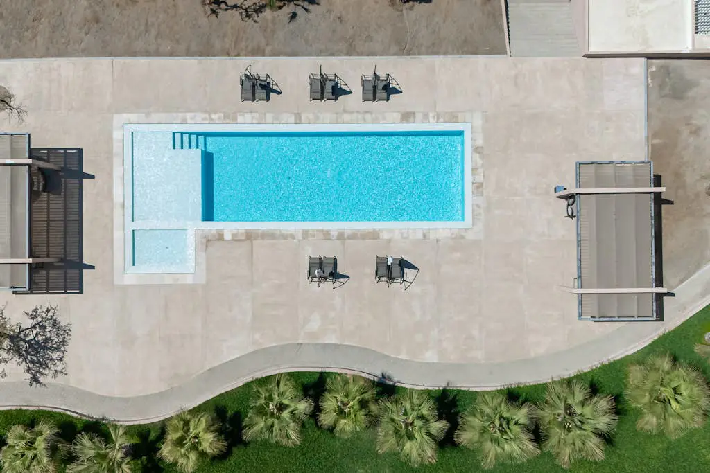 Bright and modern condo w/ balcony, shared pool, a/c, minutes to beach & town