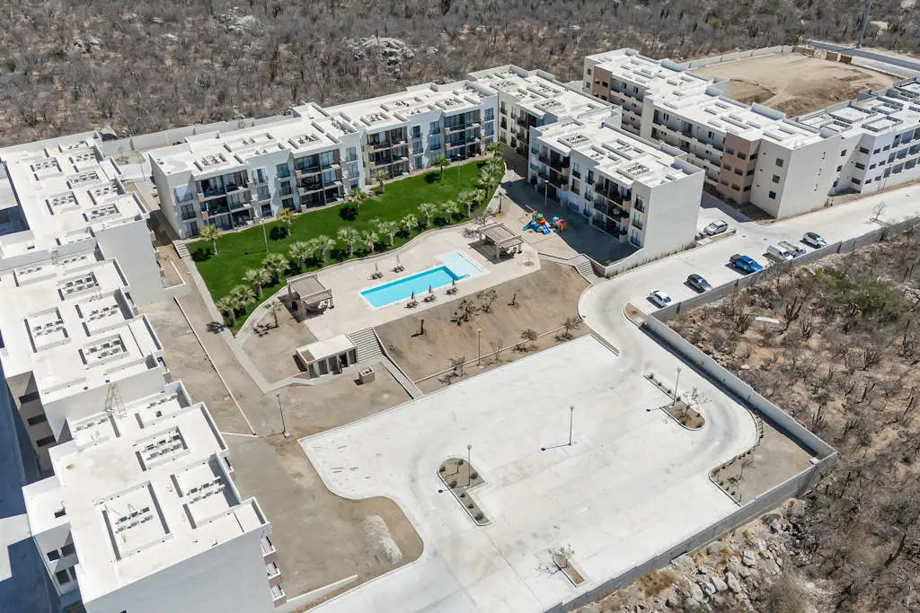 Bright and modern condo w/ balcony, shared pool, a/c, minutes to beach & town