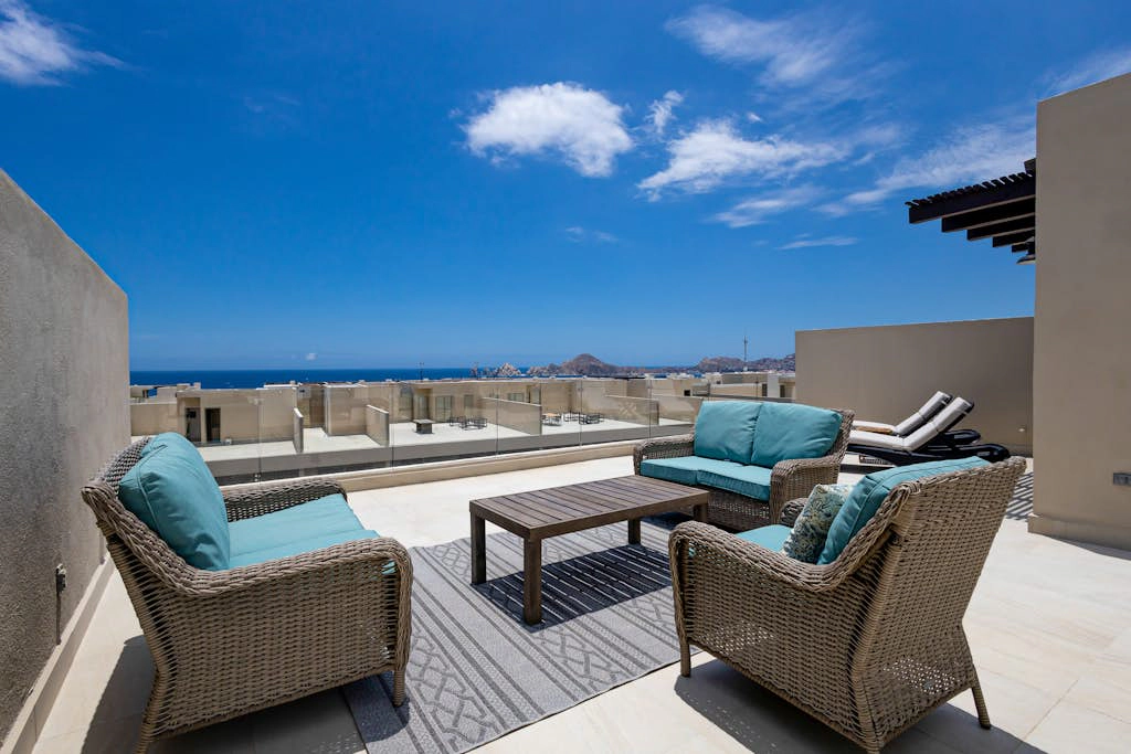 Modern studio with rooftop lounge, pools, gym, pickleball & Netflix access