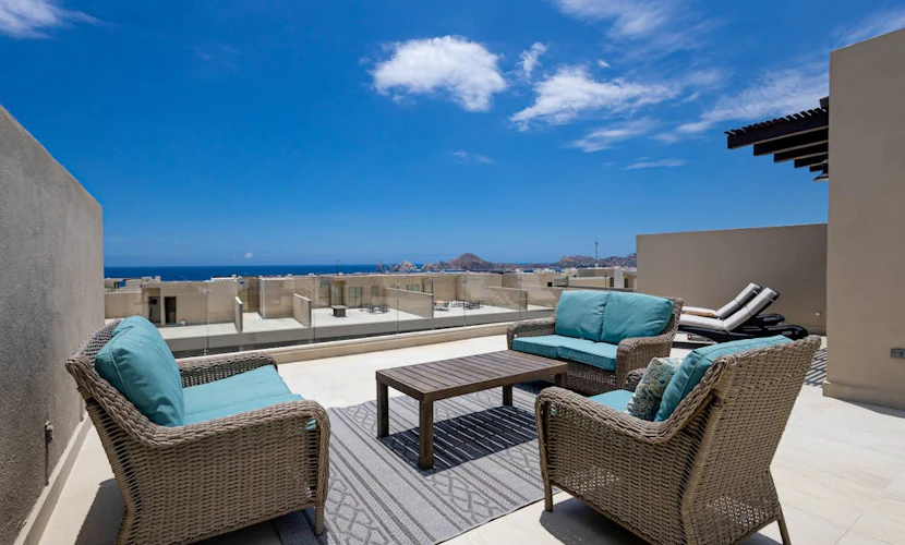 Modern studio with rooftop lounge, pools, gym, pickleball & Netflix access