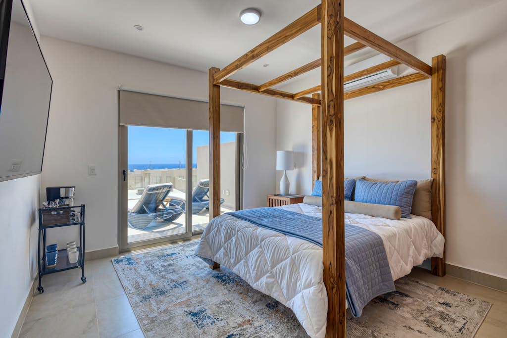 Modern studio with rooftop lounge, pools, gym, pickleball & Netflix access