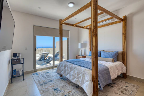 Modern studio with rooftop lounge, pools, gym, pickleball & Netflix access