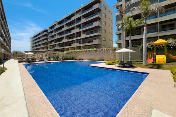 Modern studio with rooftop lounge, pools, gym, pickleball & Netflix access