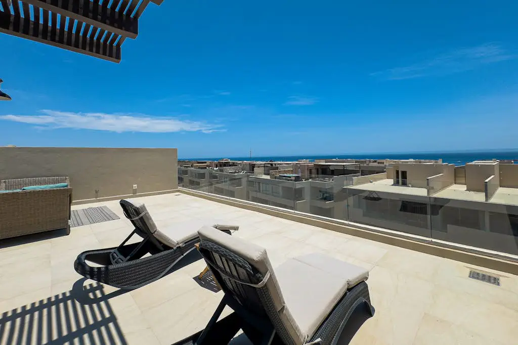 Modern studio with rooftop lounge, pools, gym, pickleball & Netflix access