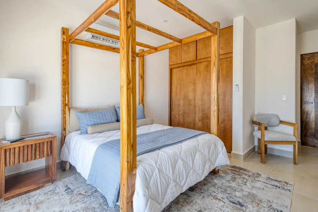 Modern studio with rooftop lounge, pools, gym, pickleball & Netflix access