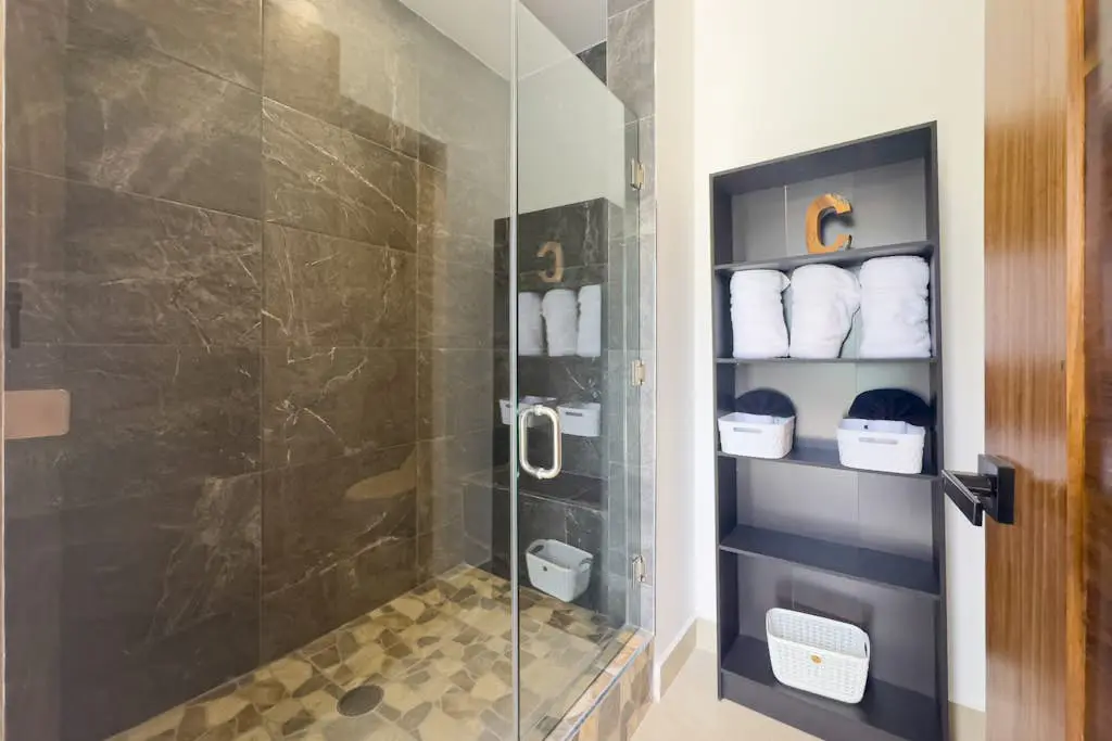 Modern studio with rooftop lounge, pools, gym, pickleball & Netflix access