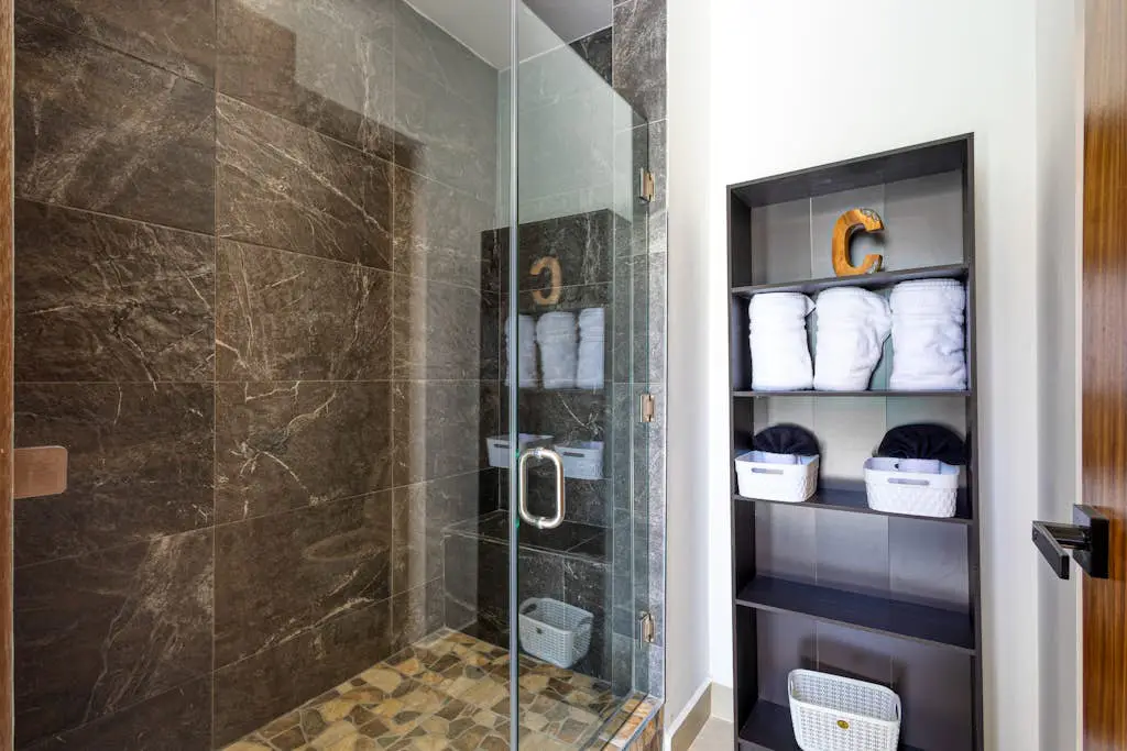 Modern studio with rooftop lounge, pools, gym, pickleball & Netflix access