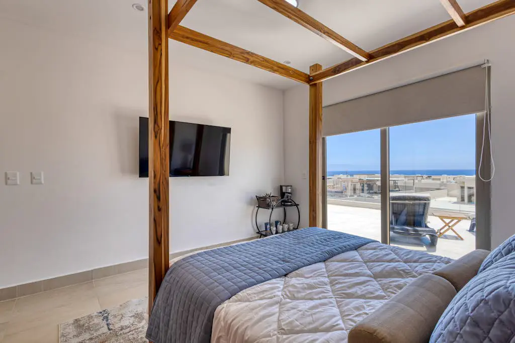 Modern studio with rooftop lounge, pools, gym, pickleball & Netflix access
