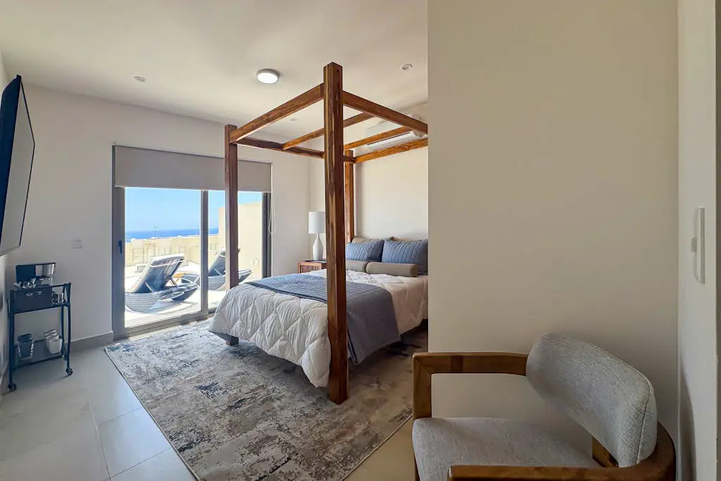 Modern studio with rooftop lounge, pools, gym, pickleball & Netflix access