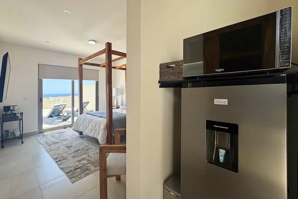 Modern studio with rooftop lounge, pools, gym, pickleball & Netflix access