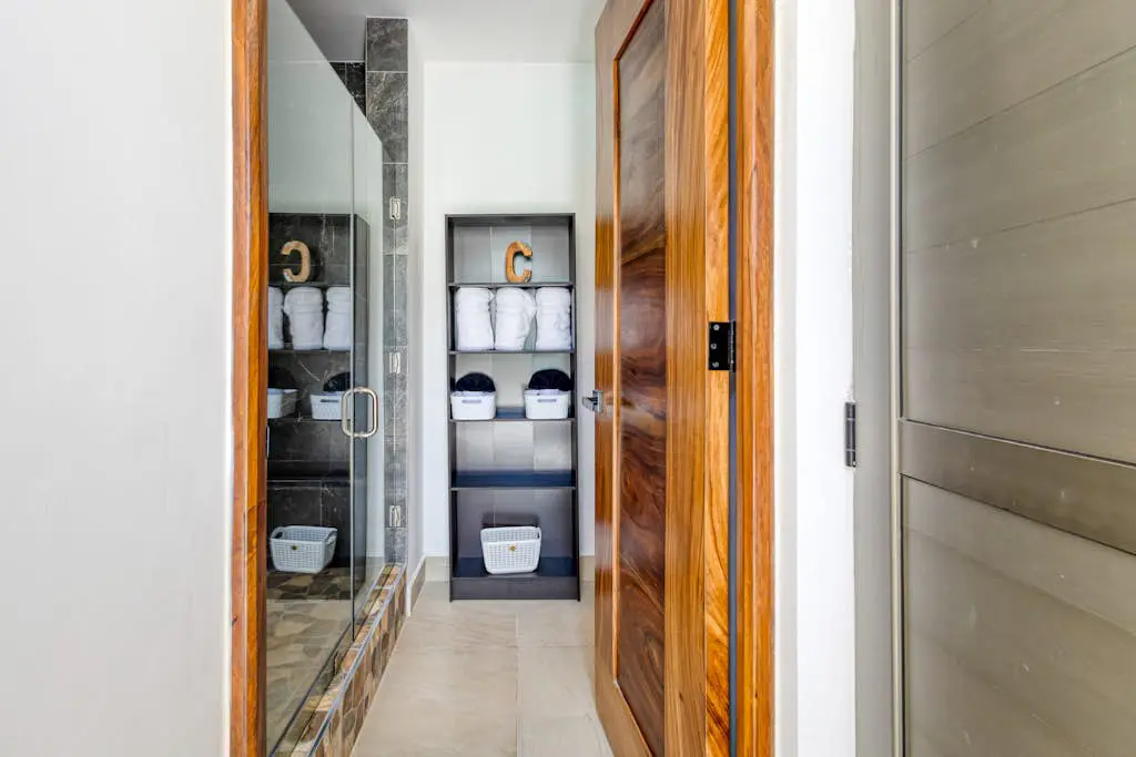 Modern studio with rooftop lounge, pools, gym, pickleball & Netflix access