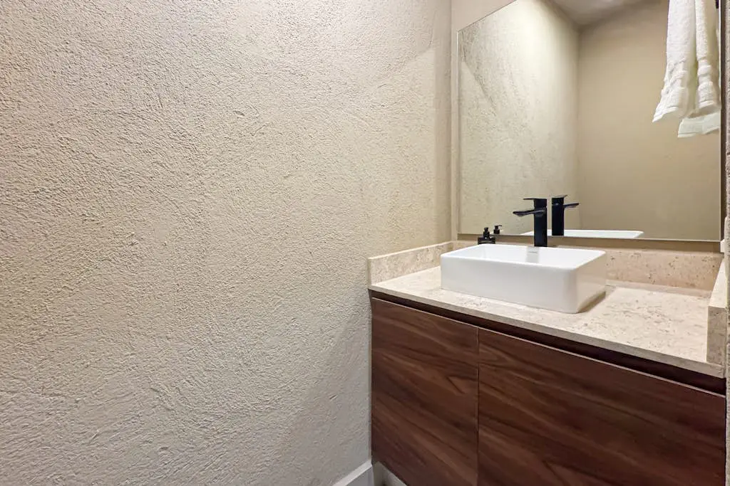Modern studio with rooftop lounge, pools, gym, pickleball & Netflix access