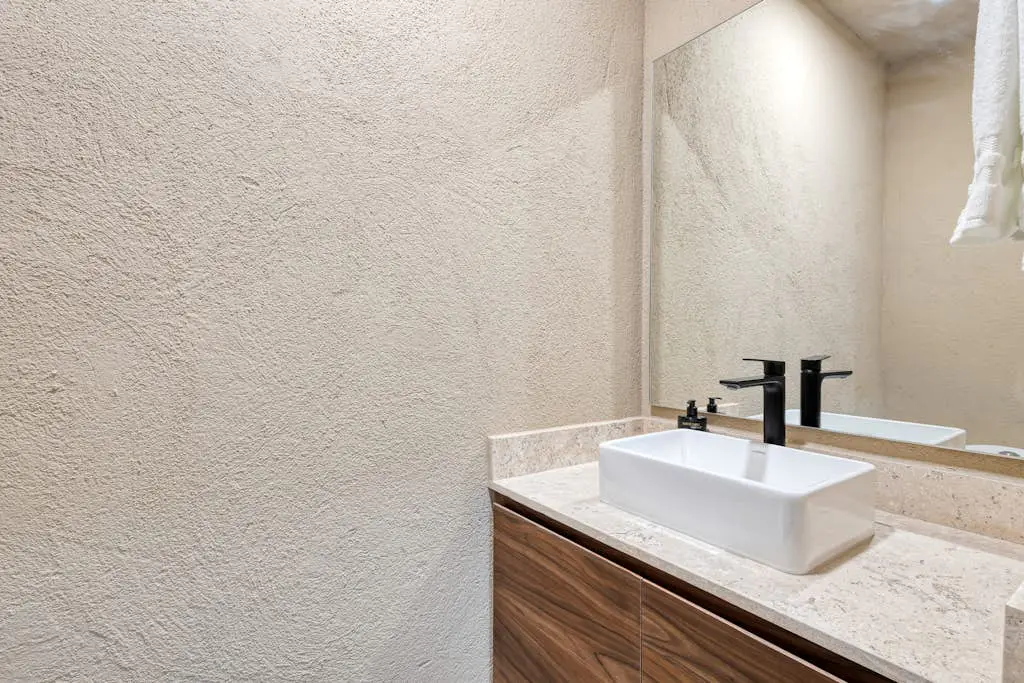 Modern studio with rooftop lounge, pools, gym, pickleball & Netflix access