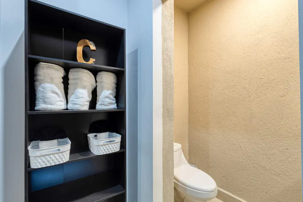 Modern studio with rooftop lounge, pools, gym, pickleball & Netflix access