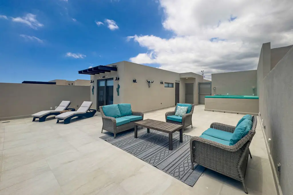 Modern studio with rooftop lounge, pools, gym, pickleball & Netflix access