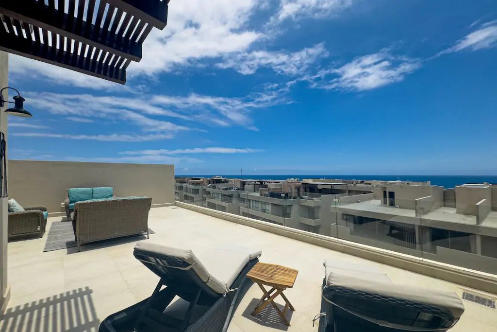 Modern studio with rooftop lounge, pools, gym, pickleball & Netflix access