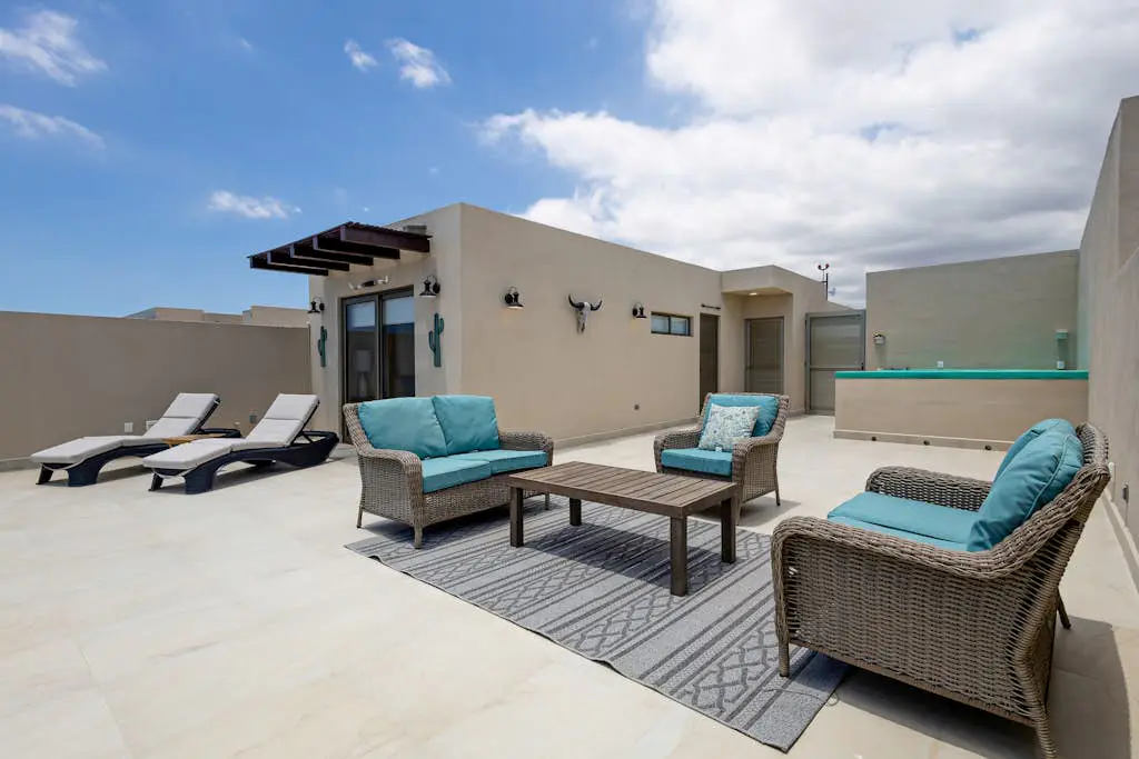 Modern studio with rooftop lounge, pools, gym, pickleball & Netflix access
