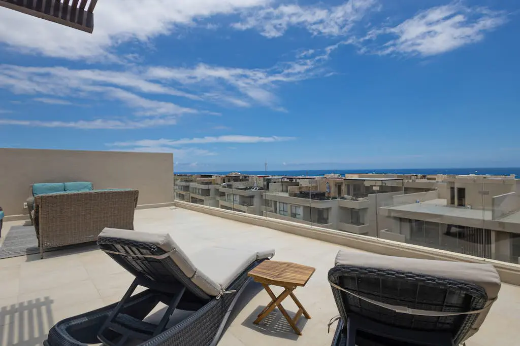 Modern studio with rooftop lounge, pools, gym, pickleball & Netflix access